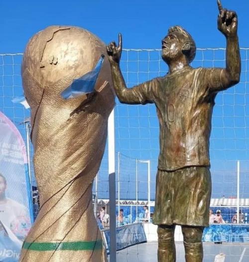 阿根廷民众烧梅西雕像